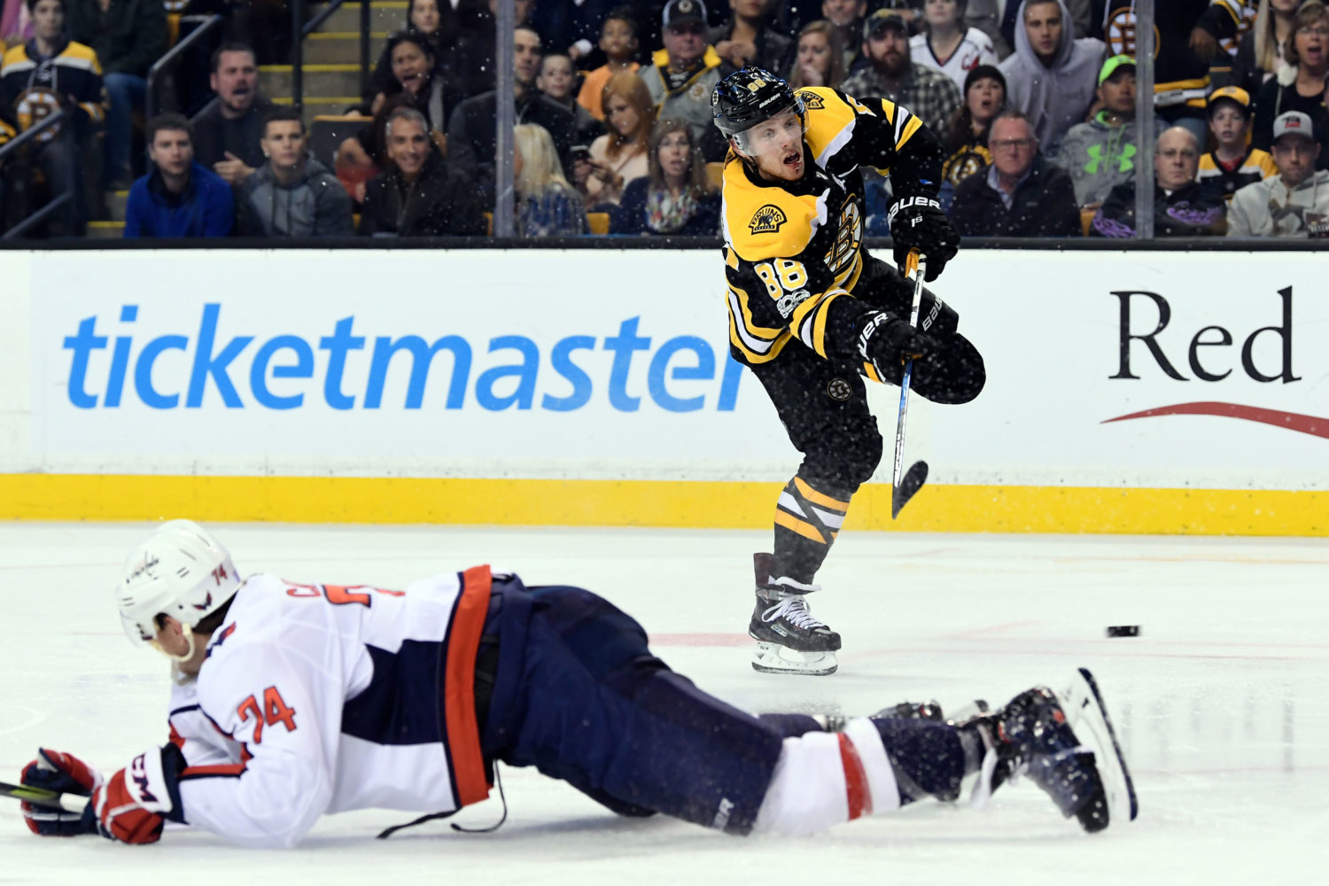 Bruins Rout Capitals 4-1 in Game 4